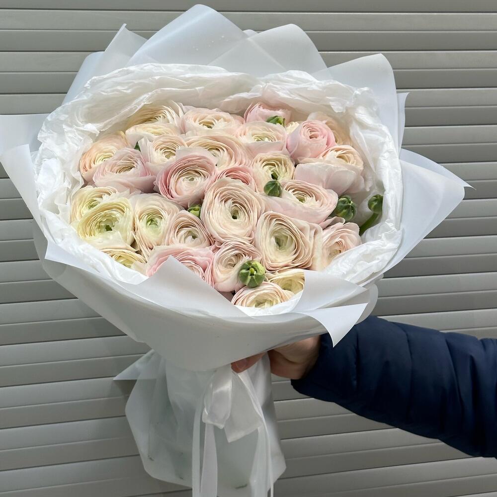 Букет из 35 ранункулюсов
