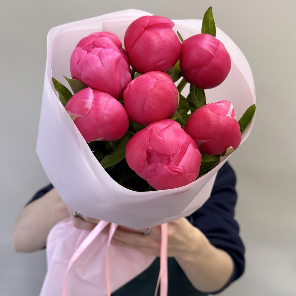 Букет из 7 коралловых пионов