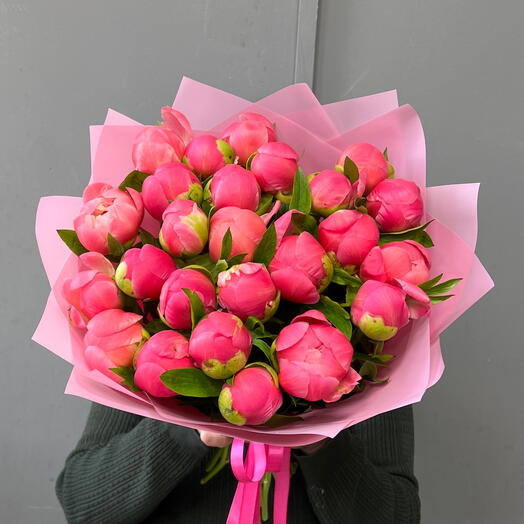 Букет из 25 коралловых пионов